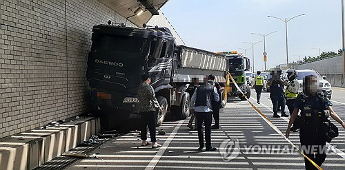 인천 지하차도서 광역버스-덤프트럭 추돌…28명 중·경상